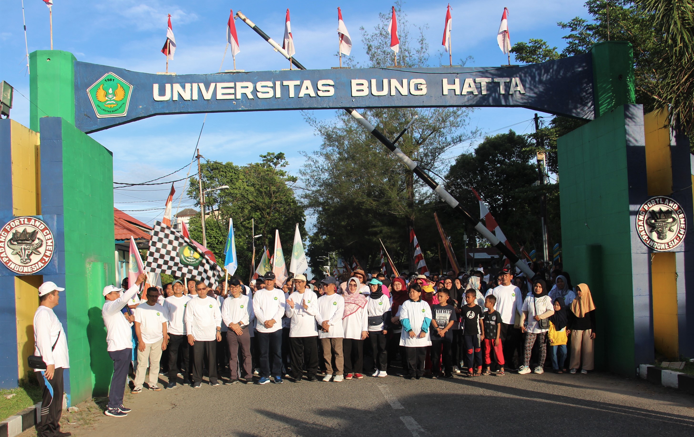 Ketua Badan Pembina Yayasan Pendidikan Bung Hatta Prof. Ganefri, P.hD., Kibarkan Bendera Start Jalan Santai Dies Natalis ke-42