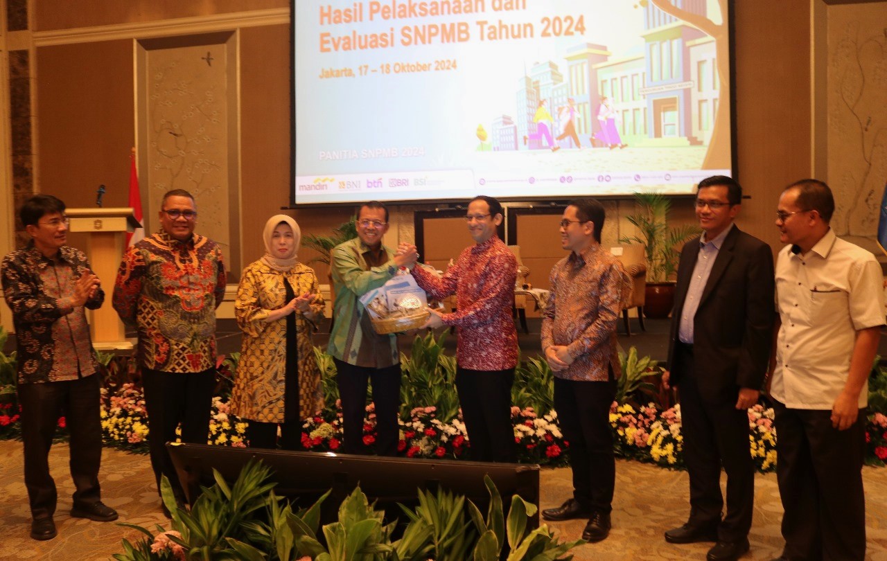 Prof.Ganefri Penanggung Jawab SNPMB 2024 Serahkan Laporan Kepada Menteri Dikbud Ristek Dikti Nadiem Makarim