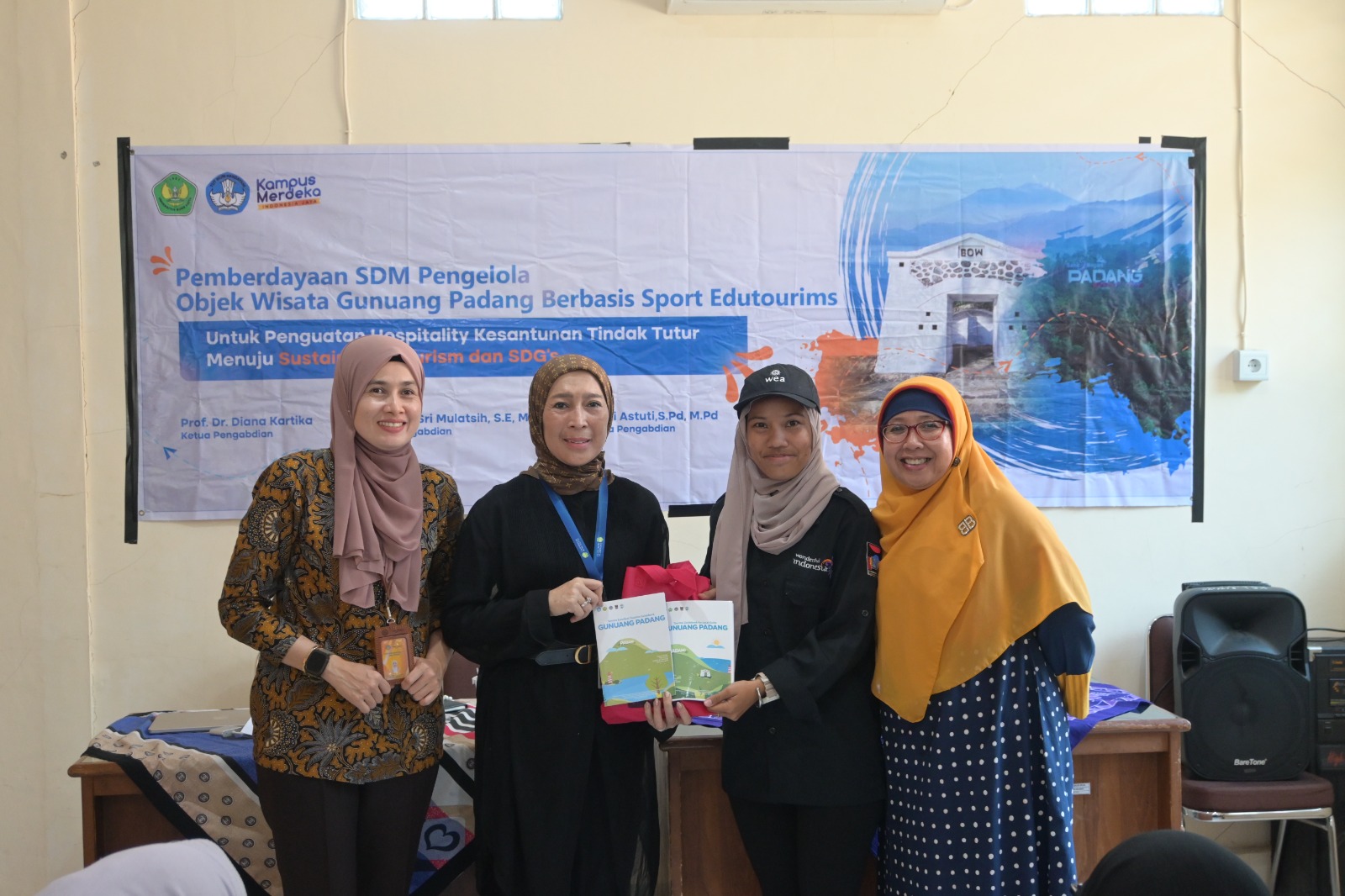 Tim PKM Universitas Bung Hatta Dukung Pengembangan Kepariwisataaan di Objek Wisata Gunuang Padang