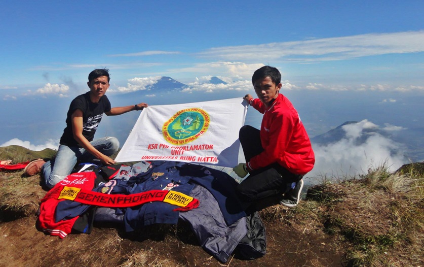 Mahasiswa UBH di Puncak Gunung Merbabu