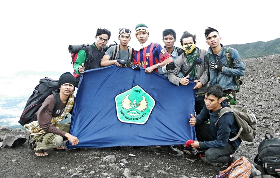 Mahasiwa Teknik Mesin Kibarkan Bendera UBH di Gunung Marapi