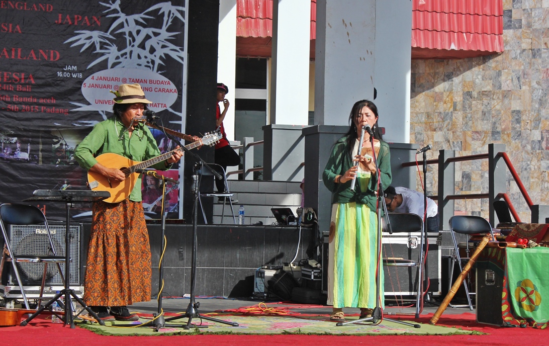Pertunjukan "KURI" Sastra Jepang UBH Pukau Pengunjung Pantai Padang