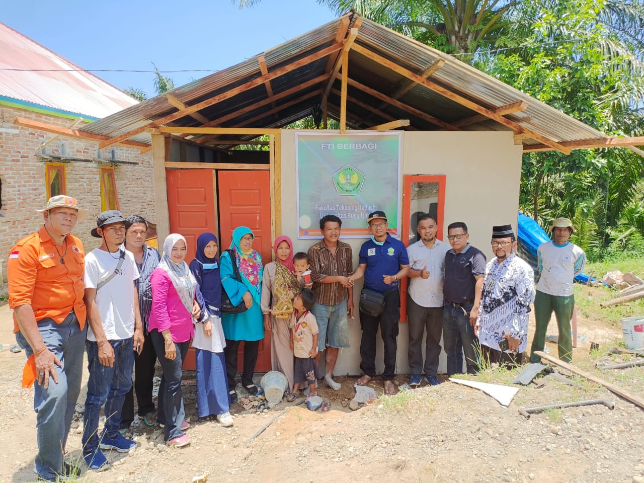 Huntara Bantuan FTI Universitas Bung Hatta Berbagi Diserahkan ke Warga Taruko Nagari Malampah Kab. Pasaman