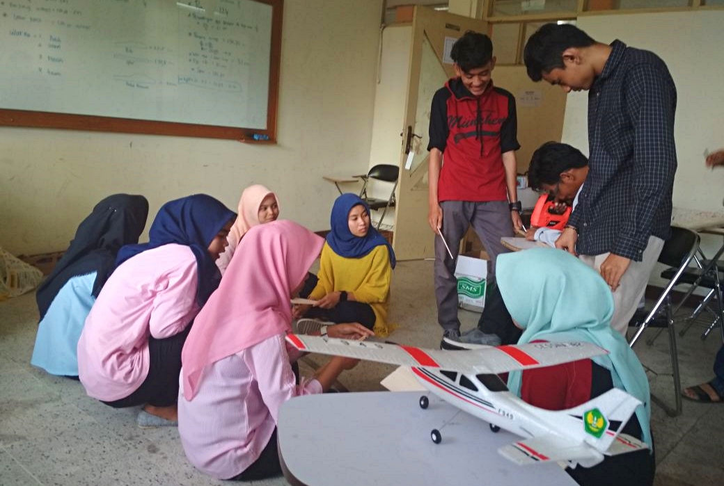 UKM ICT Universitas Bung Hatta Gelar Workshop Aeromodelling