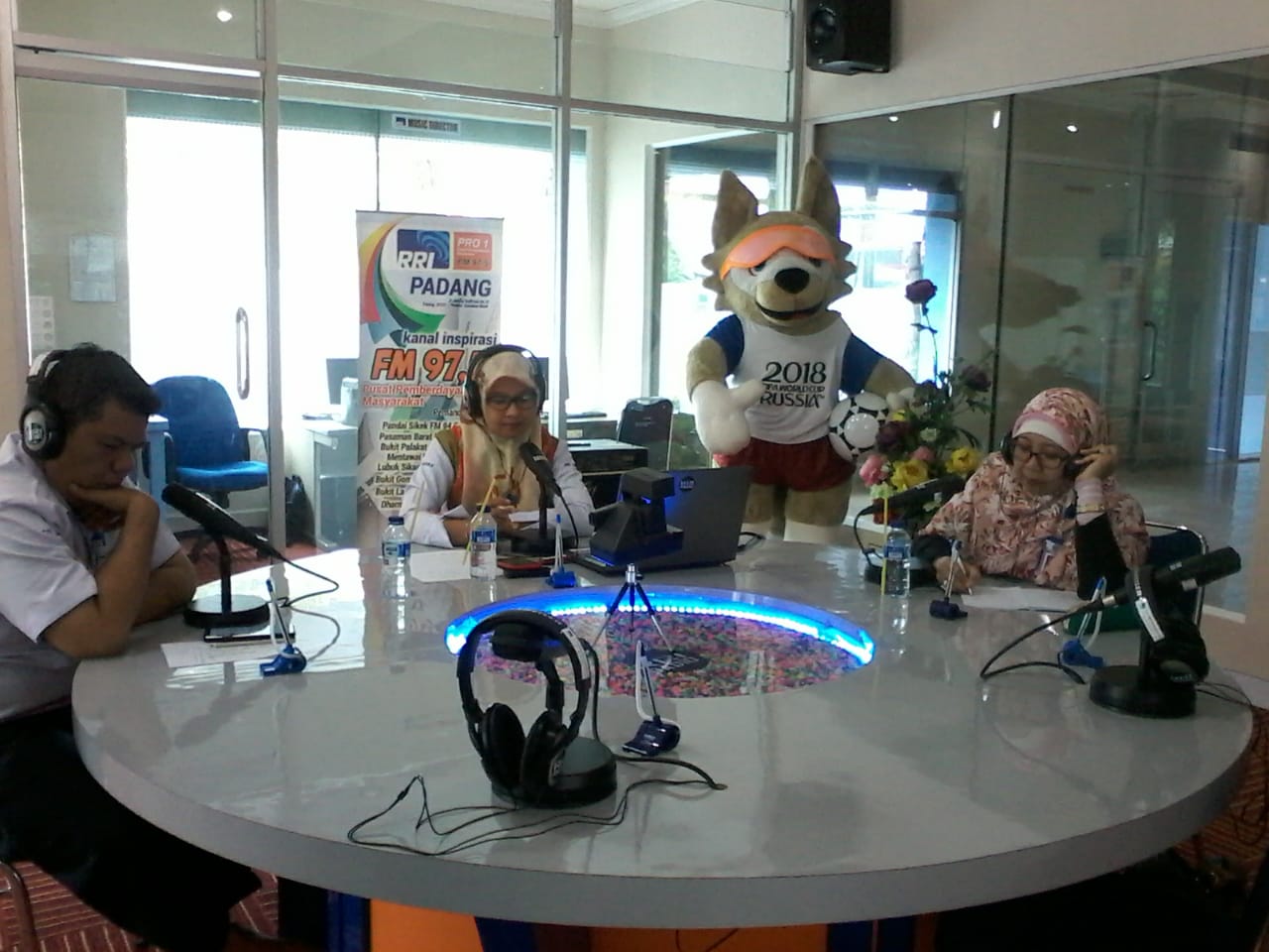 Pakar Sekaligus Dekan Fakultas Ekonomi, Dr. Listiana Sri Mulatsih, S.E., M.M., Diundang sebagai Narasumber dalam Interaktif di RRI Padang