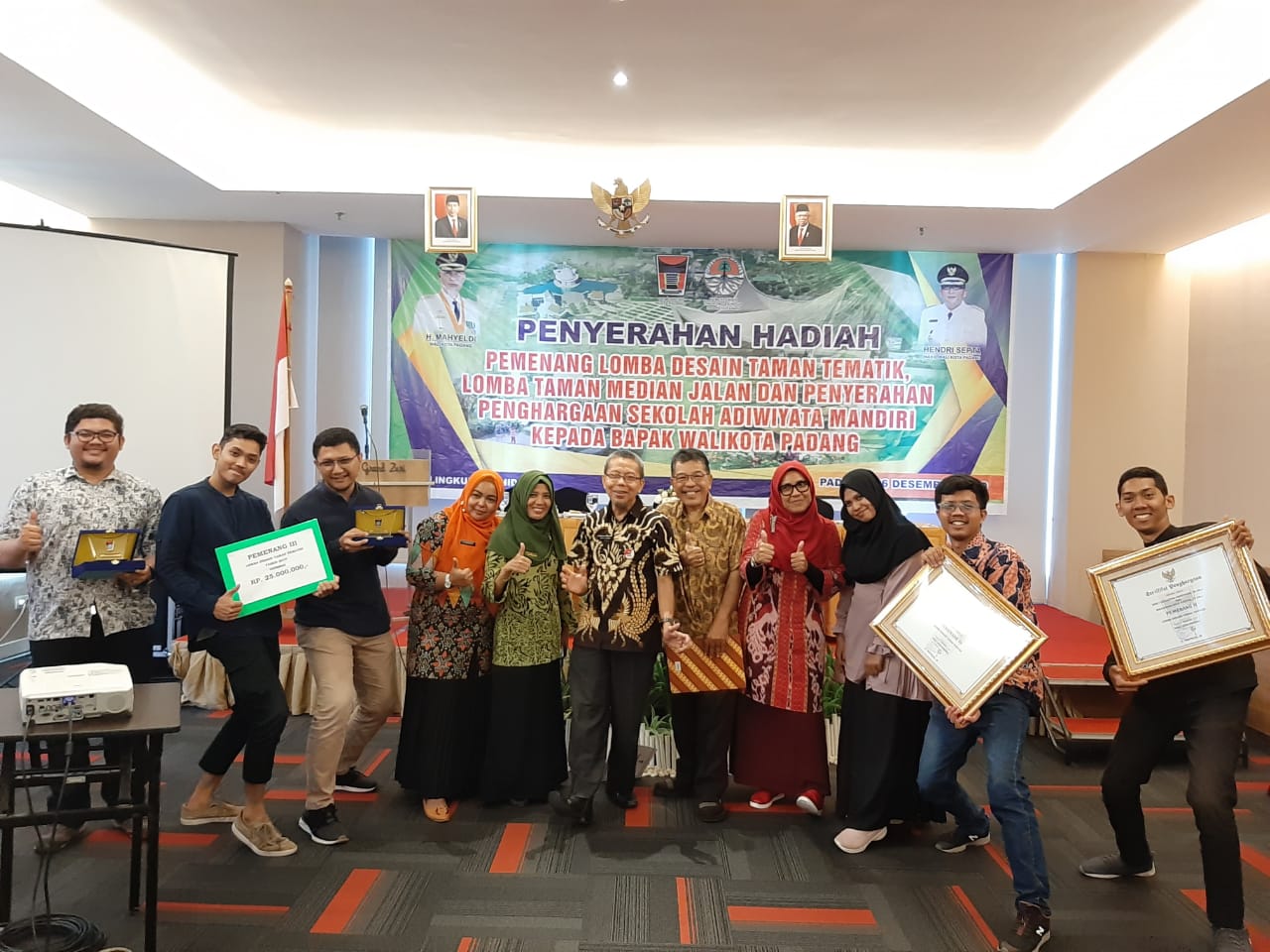 Tim Mahasiswa Prodi Magister Arsitektur, Program Pascasarjana UBH, Juara III Lomba Desain Taman Kota Padang