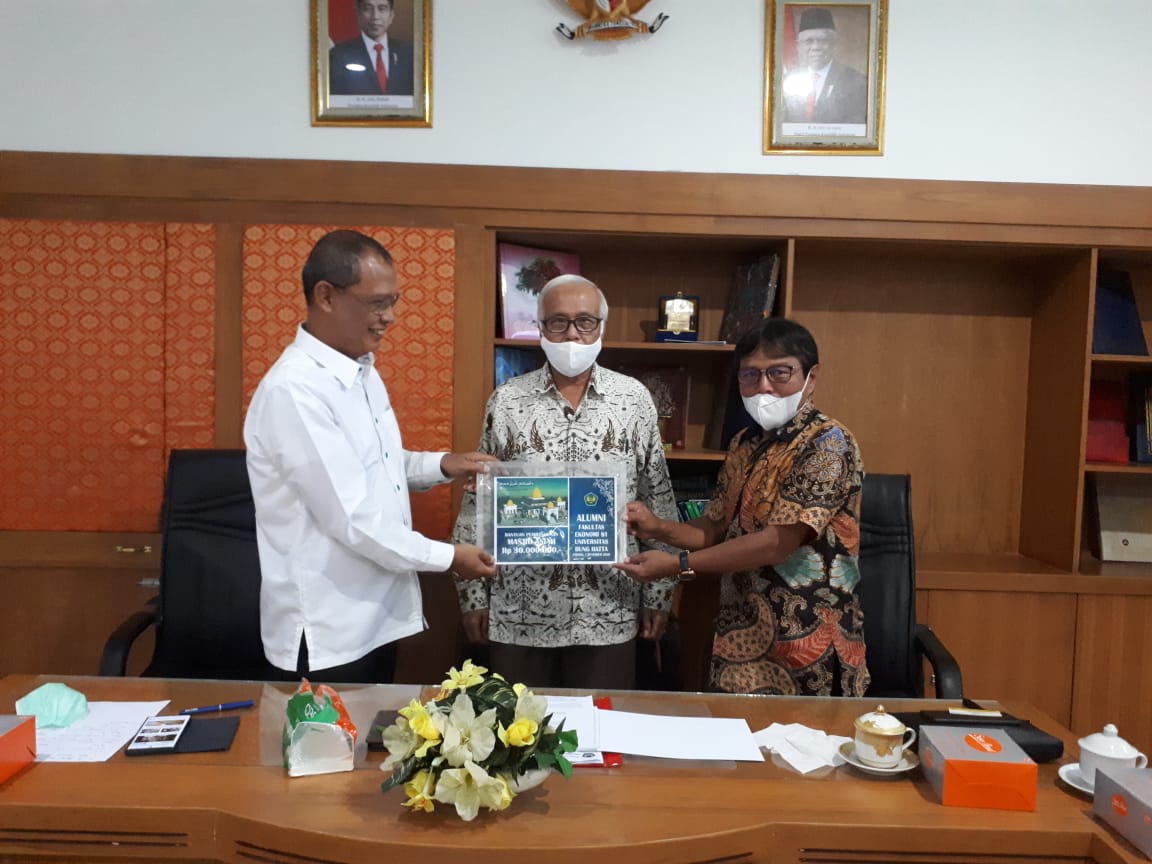 Donasi DPP Alumni Fakultas Ekonomi dan Bisnis Universitas Bung Hatta Angkatan 81 untuk Pembangunan Masjid Asiah Kampus Proklamator II Universitas Bung Hatta