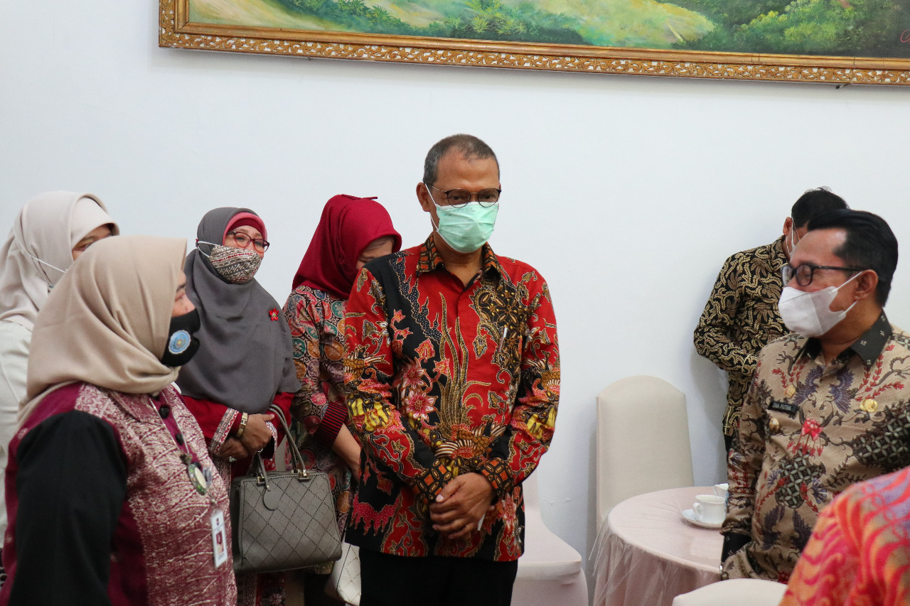 Rektor Universitas Bung Hatta dan Jajaran Ikuti Pembukaan Nagari Binaan Berbasis IT di Tabek Patah