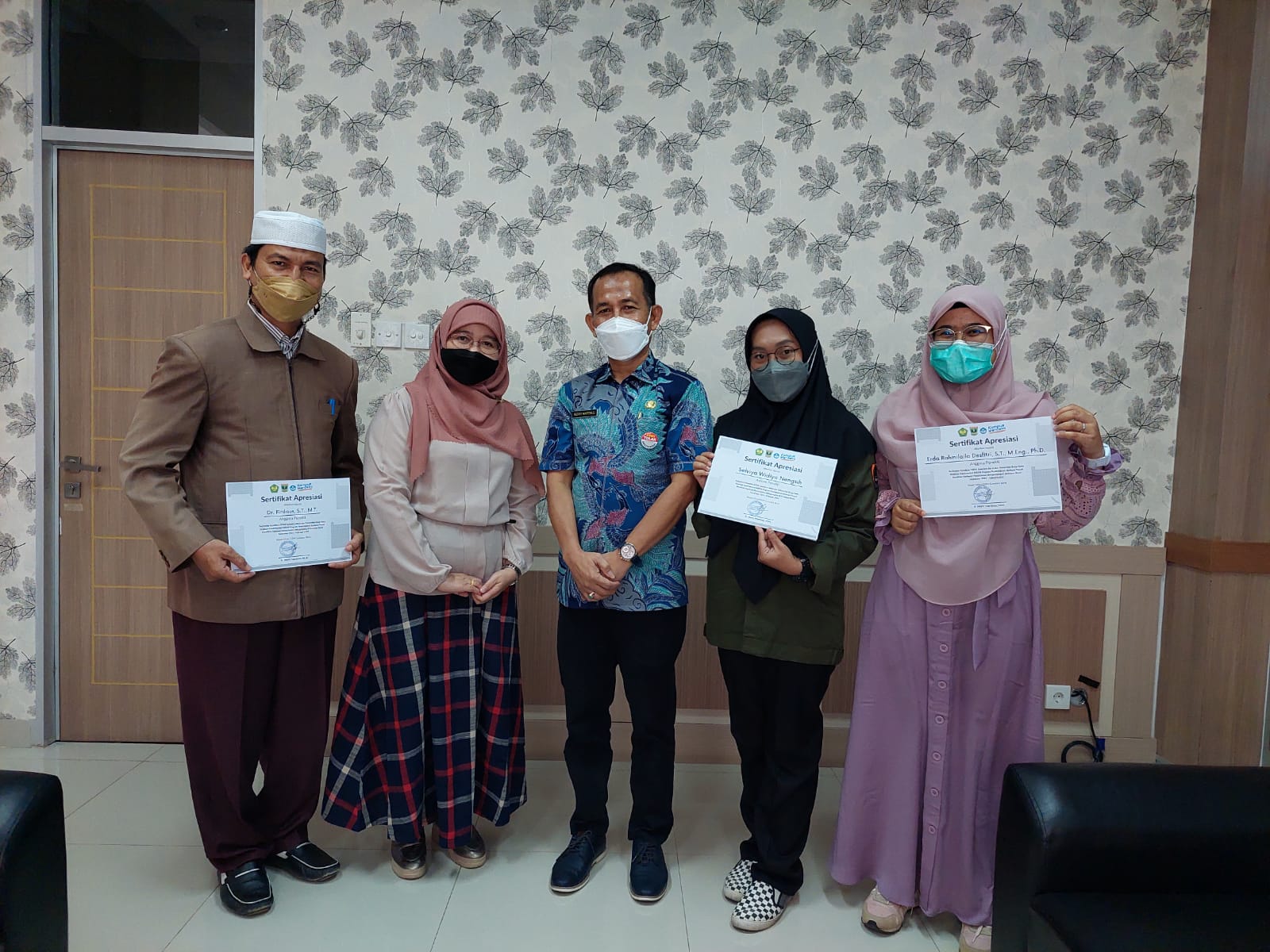 Tim Peneliti Prodi Teknik Kimia Universitas Bung Hatta Raih Penghargaan dari Kepala Dinas Energi dan Sumber Daya Mineral Provinsi Sumatera Barat