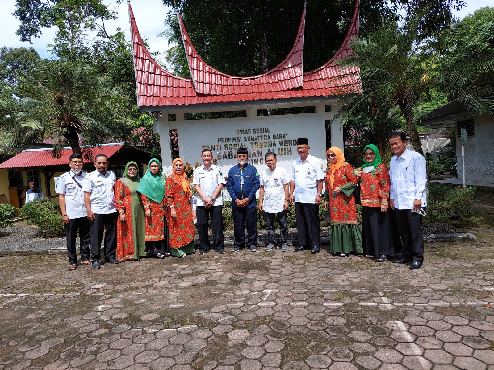 Dosen Pindo FKIP Universitas Bung Hatta PKM ke Panti Sosial Tresna Werdha Sabai Nan Aluih Sicincin