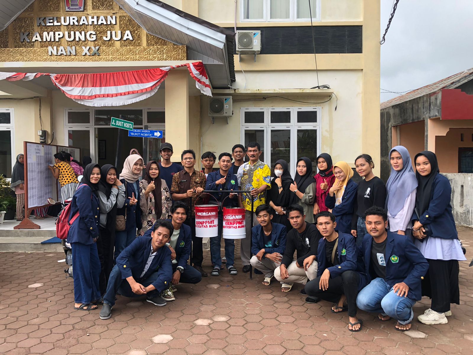 Mahasiswa KKN PPM Desa Binaan Kampung Jua Nan XX Kecamatan Lubuk Begalung Launching Bak Sampah Tabung Ganda