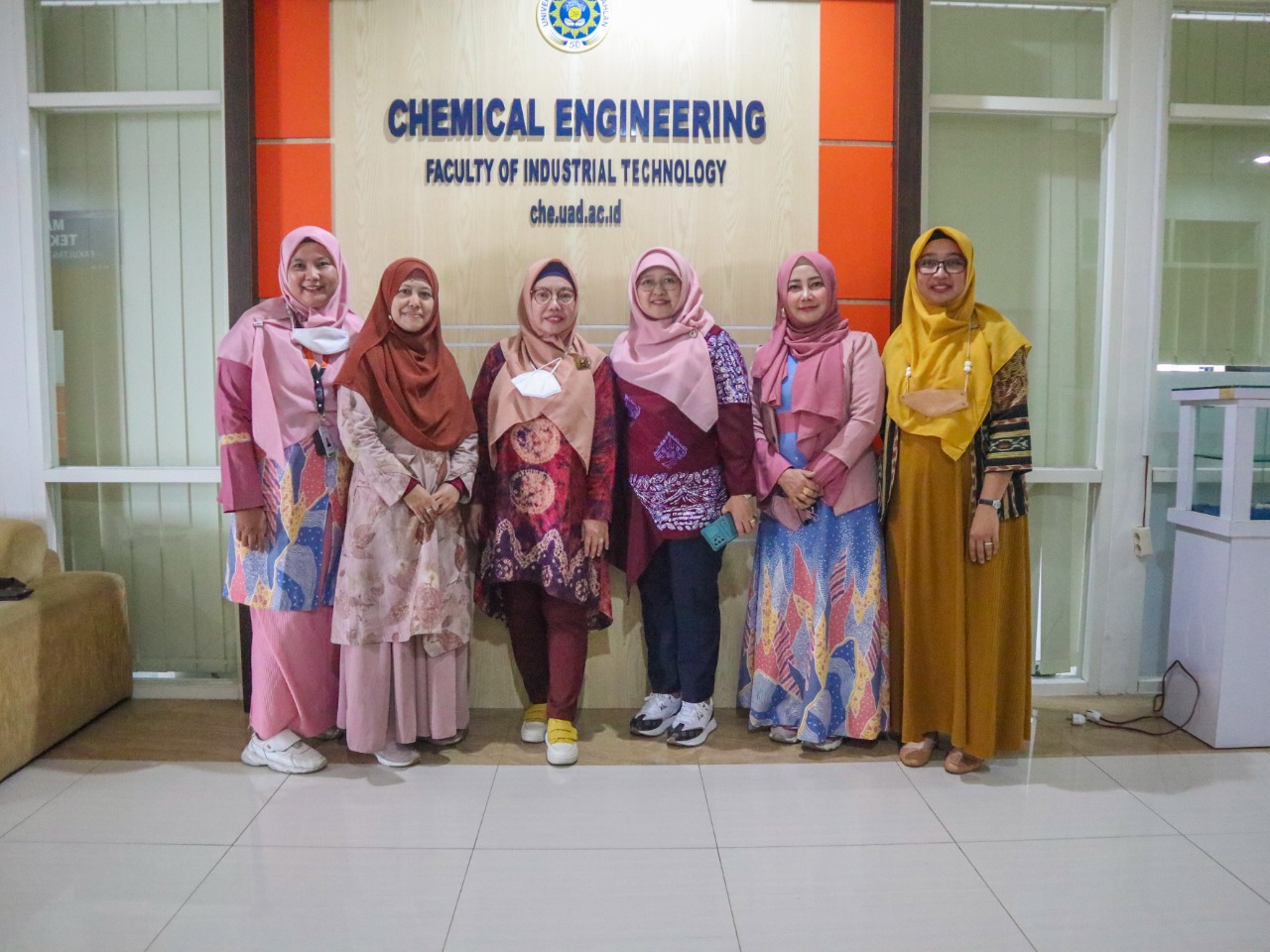 Dekan FTI, Prof. Dr. Eng. Reni Desmiarti, M.T. Beri Kuliah Umum di Teknik Kimia UPN Jogjakarta dan Kunjungan ke Universitas Ahmad Dahlan