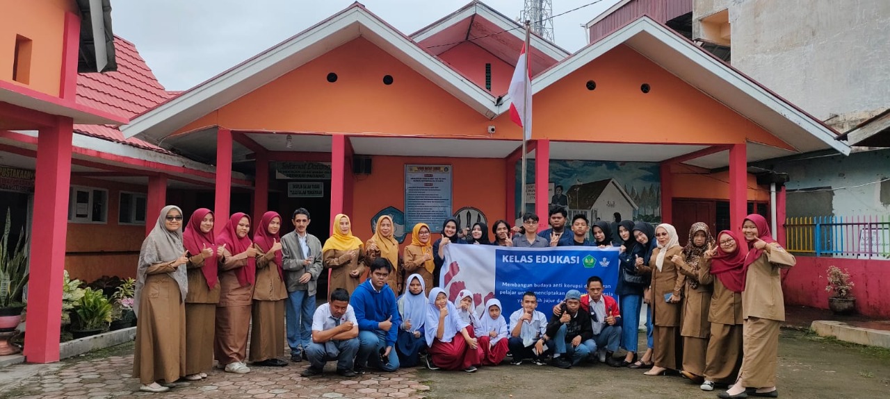 Mahasiswa Fakultas Hukum Universitas Bung Hatta Adakan Kelas Edukasi Anti Korupsi bagi Penyandang Disabilitas di SLB Perwari Padang