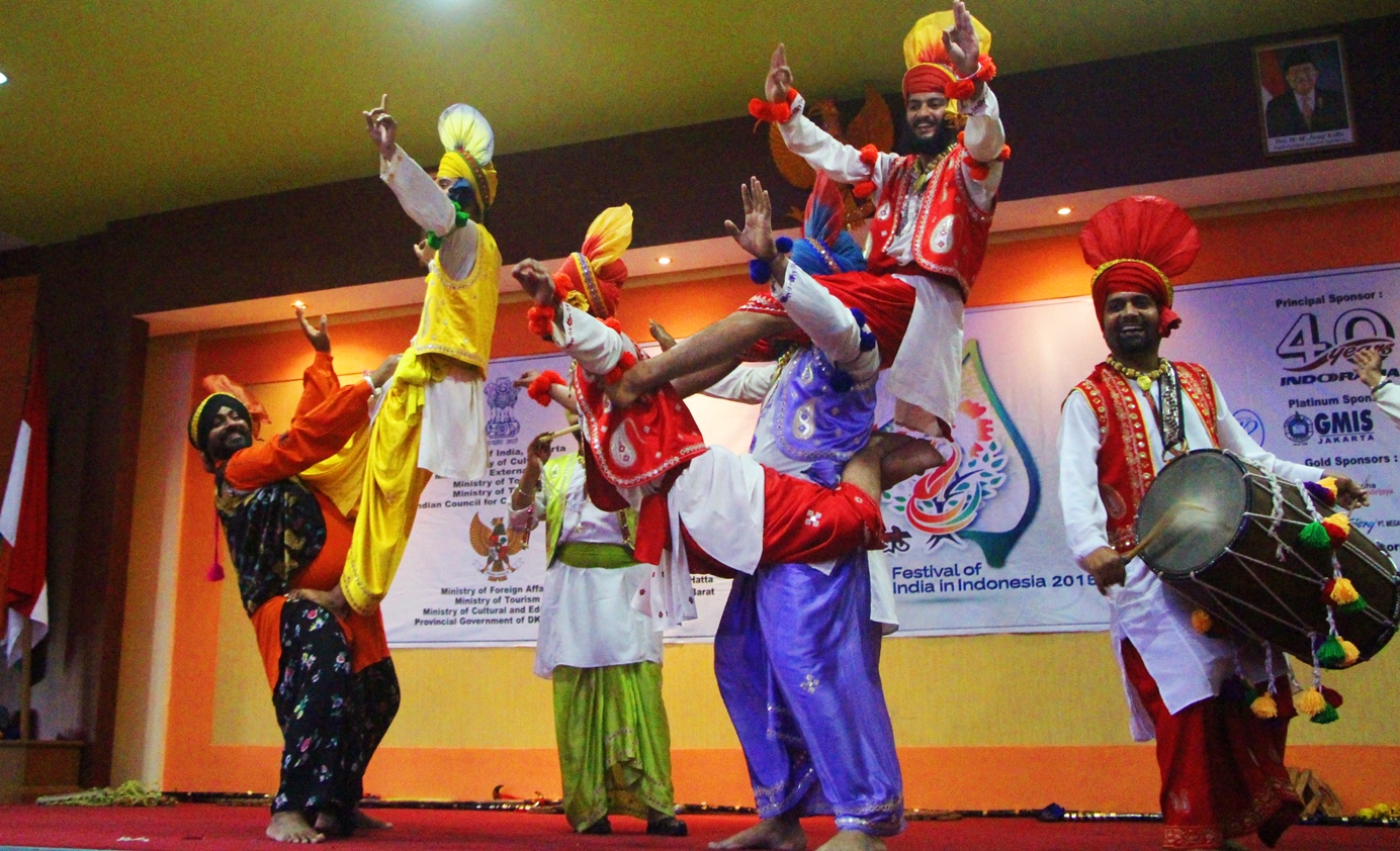 Tarian Bhangra India Goyang Universitas Bung Hatta