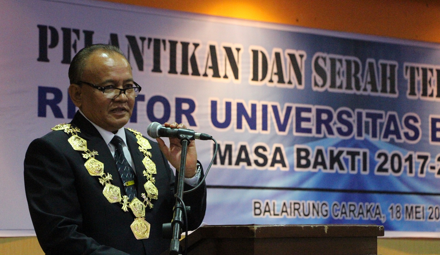 Profil Rektor Universitas Bung Hatta: Prof. Dr. Azwar Ananda, MA