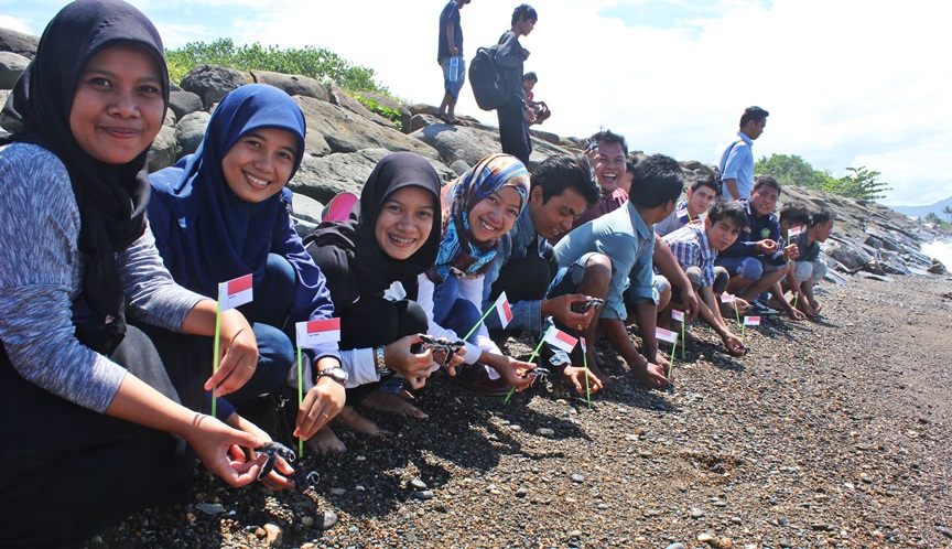 Mahasiswa UBH Lepas Puluhan Penyu di Pantai Kampus Proklamator