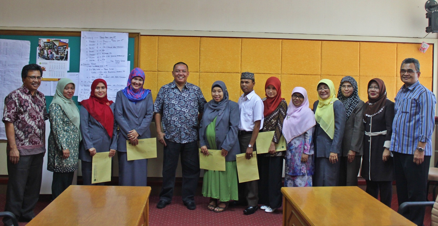 Penyerahkan SK Calon Dosen Tetap dan Dosen Kontrak Universitas Bung Hatta