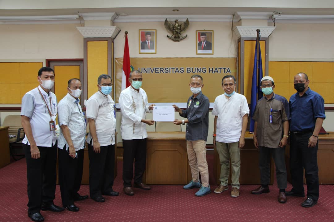 DPP Alumni Universitas Bung Hatta Serahkan Sumbangan Pembangunan Masjid dan Beasiswa untuk Mahasiswa