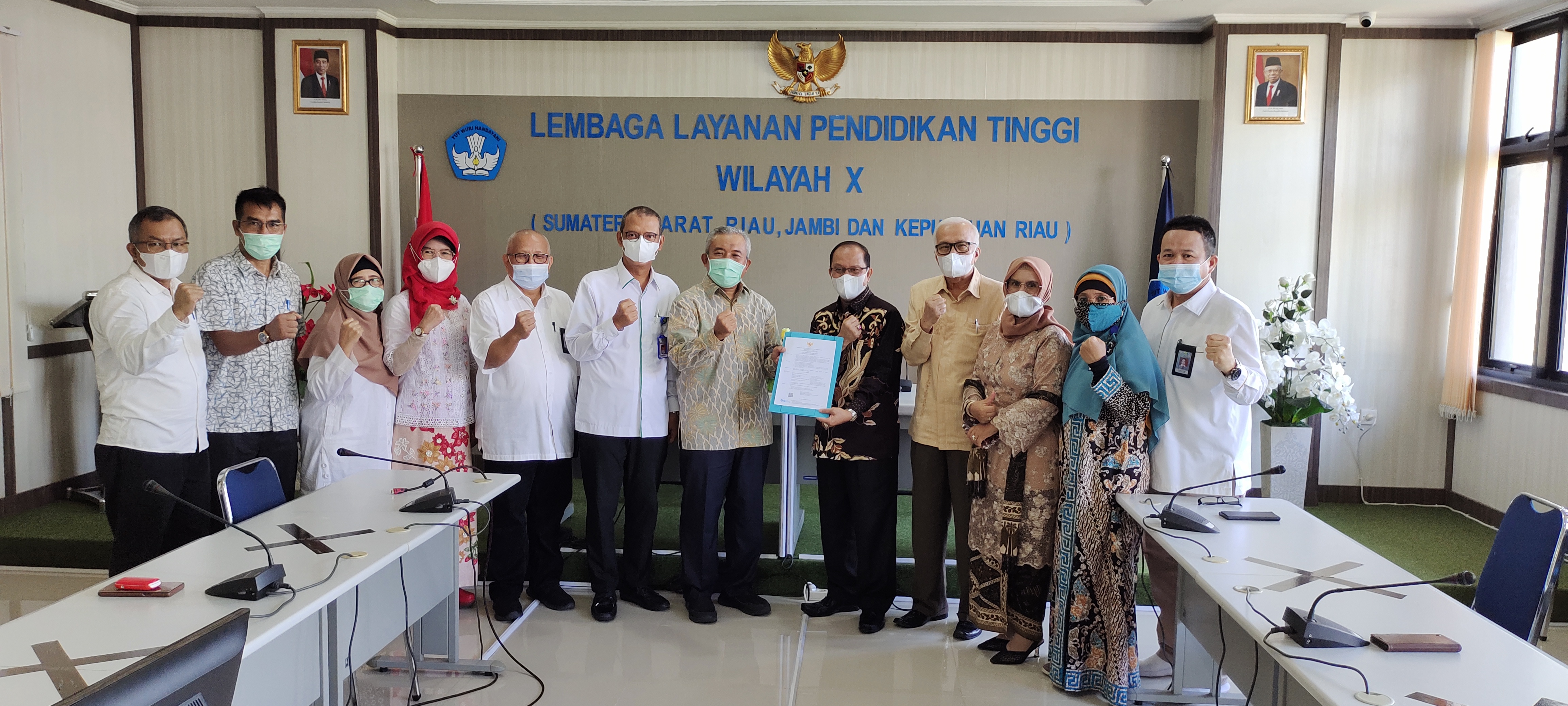 Prof. Dr. Antoni, S.E., M.E. Guru Besar Pertama, Fakultas Ekonomi dan Bisnis, Universitas Bung Hatta