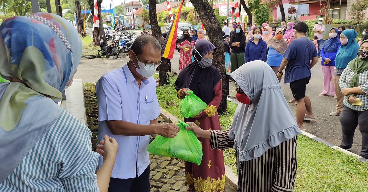 Menjelang Idul Fitri 1442 H, Universitas Bung Hatta Berbagi ke Masyarakat Sekitar Ulak Karang