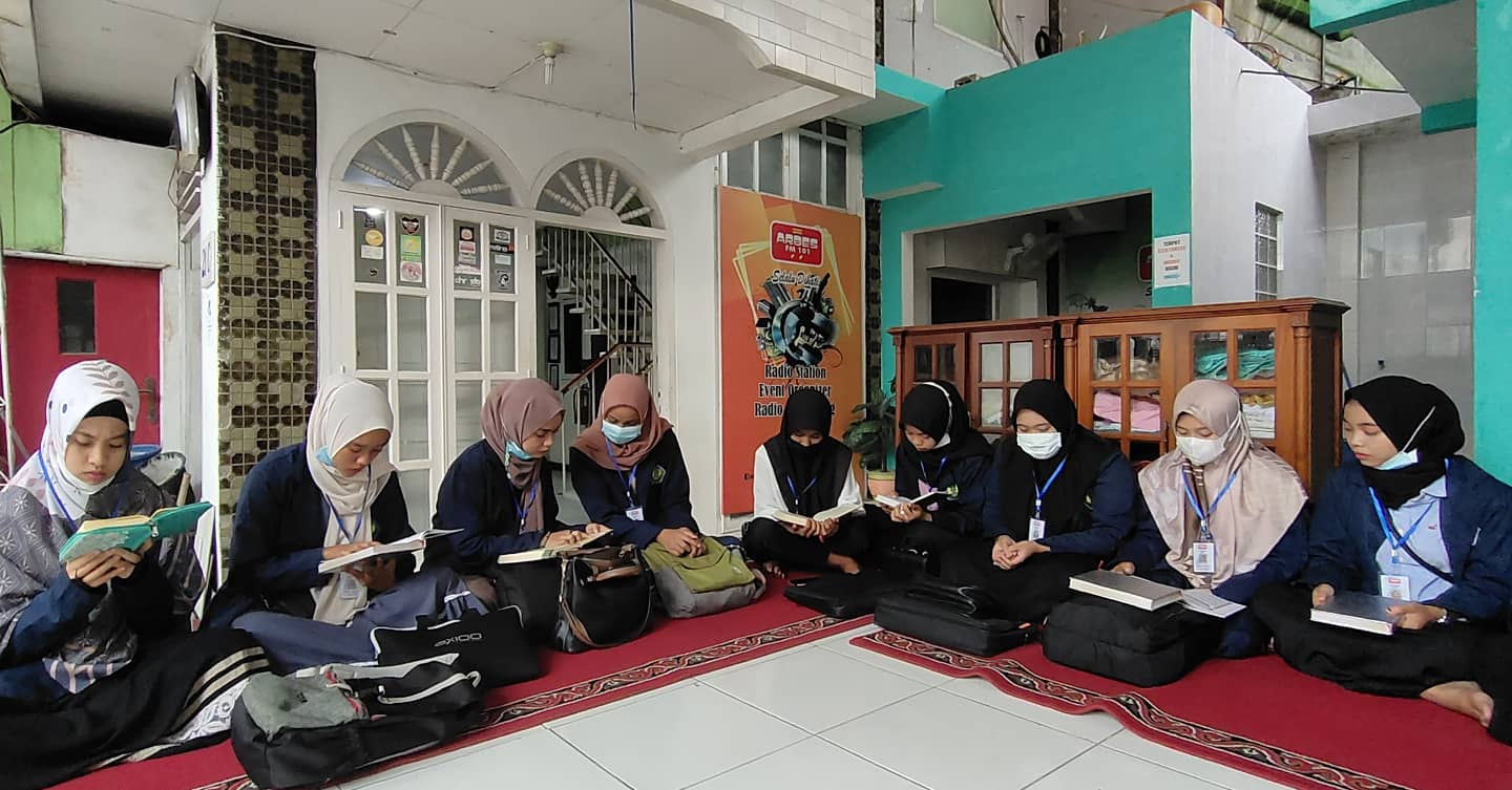 Mahasiswa Prodi Pindo FKIP Universitas Bung Hatta Praktik Jurnalistik ke Radio Arbes FM