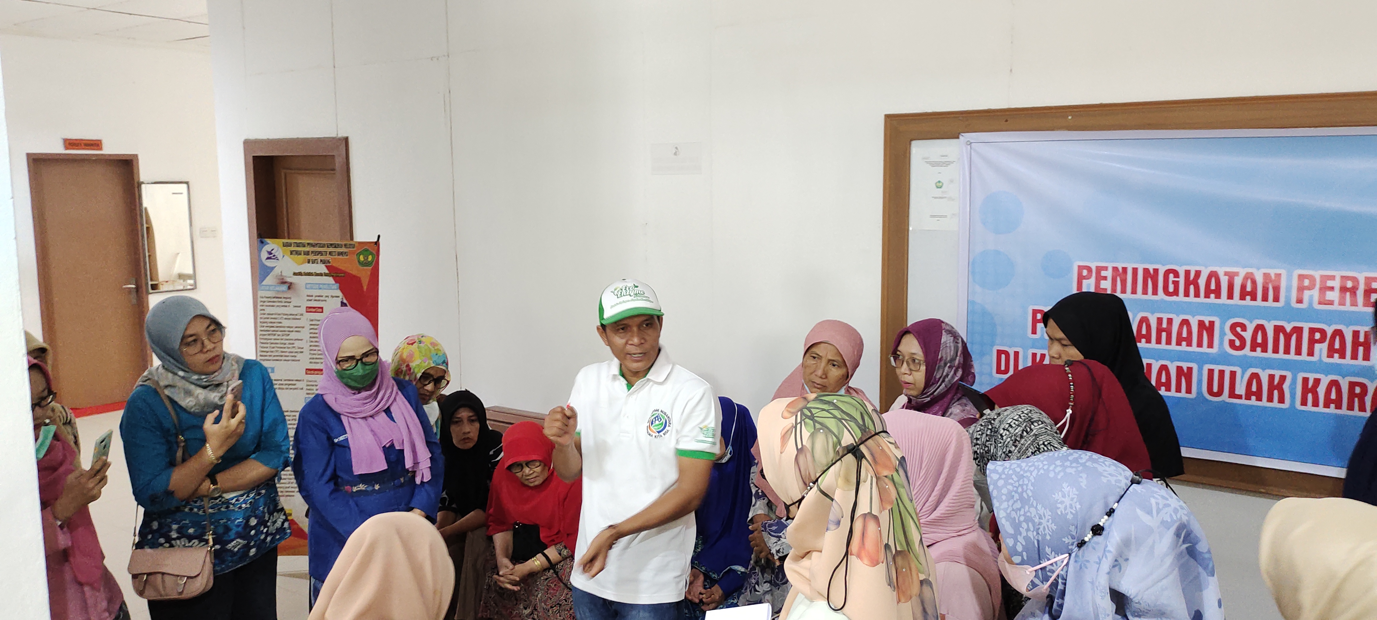 Tingkatkan Perekonomian Keluarga Warga Ulak Karang Utara, Tim PKM Universitas Bung Hatta Sosialisasikan  Pemanfaatan dan Pengelolaan Sampah Organik Berbasis Eco-Enzyme