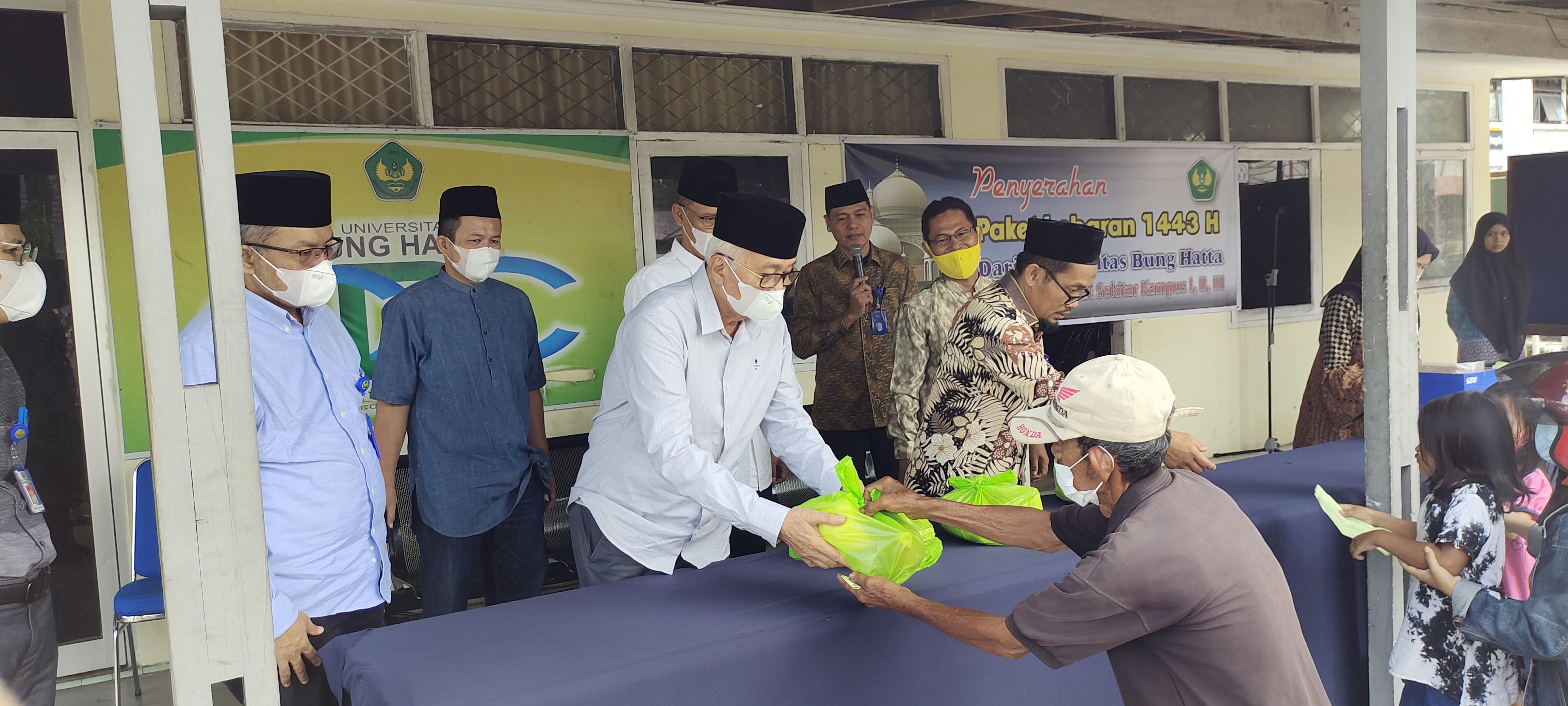 Jelang Idul Fitri 1443 H, Universitas Bung Hatta Berbagi ke Masyarakat Sekitar Kampus I, II, III