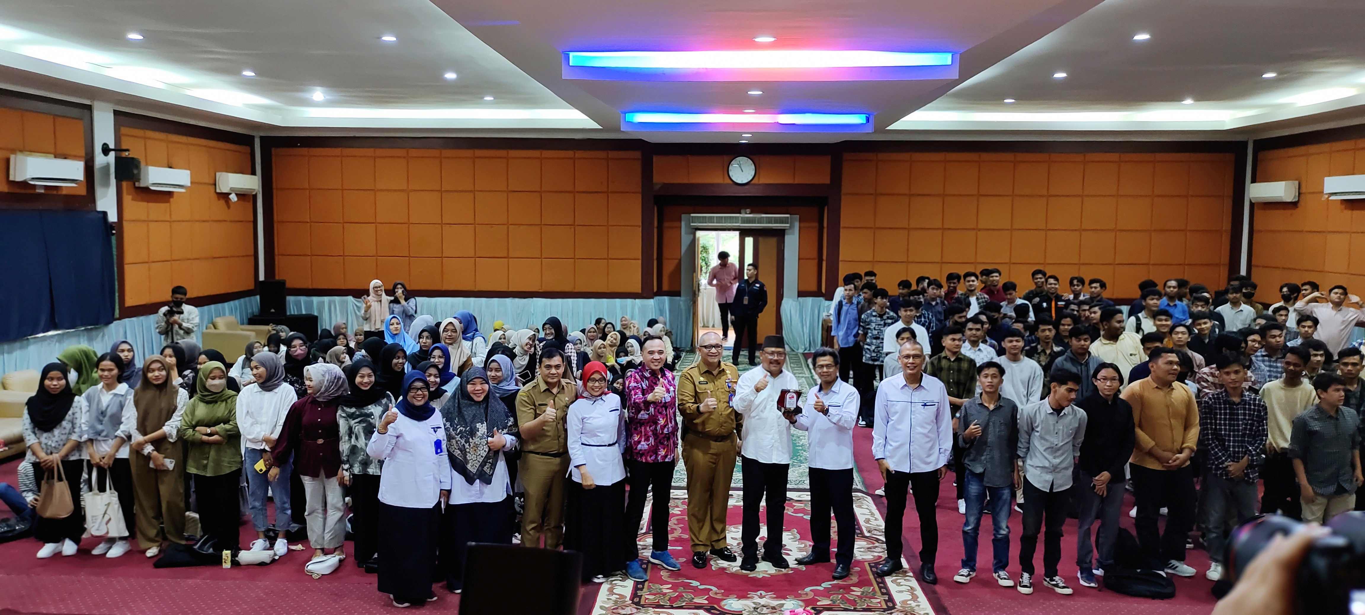 Rektor Universitas Bung Hatta Sambut Kedatangan Kemsetneg RI