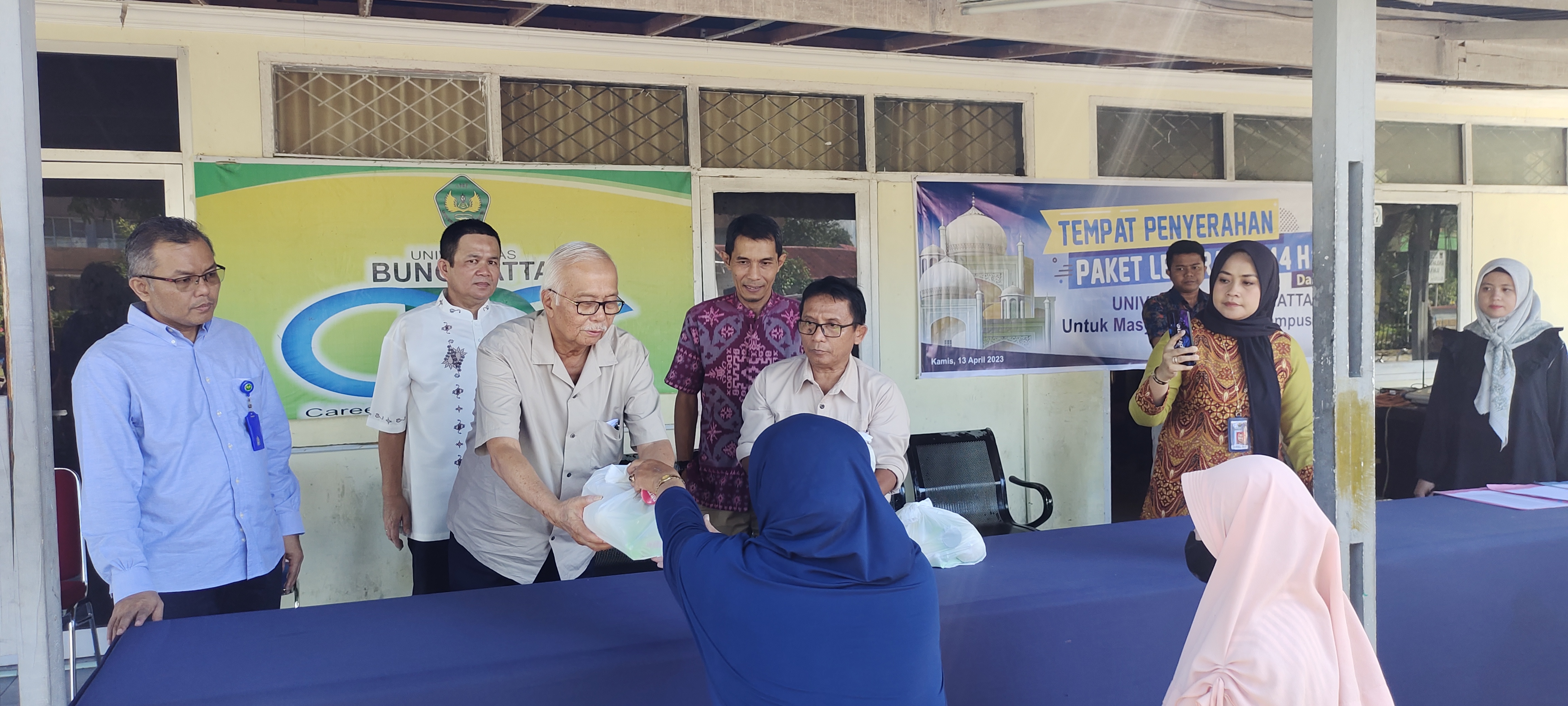 Jelang Idulfitri 1444 H, Universitas Bung Hatta Beri 500 Paket Santunan ke Masyarakat Sekitar Kampus