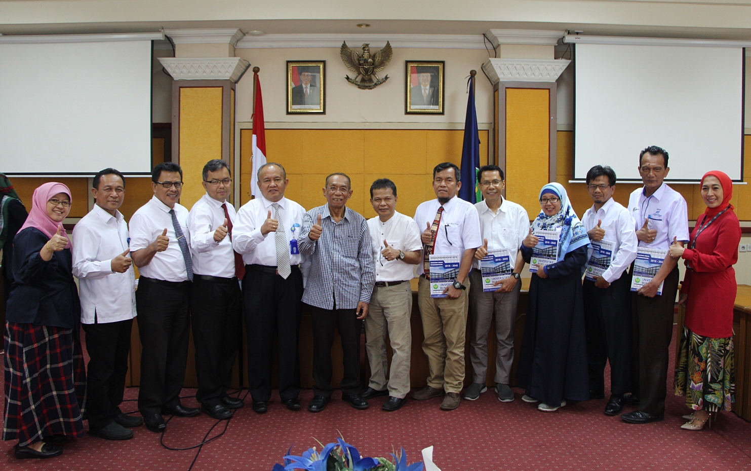 Rektor Universitas Bung Hatta Serahkan Rencana Induk Pengembangan ke Yayasan dan Dekan/Dirut