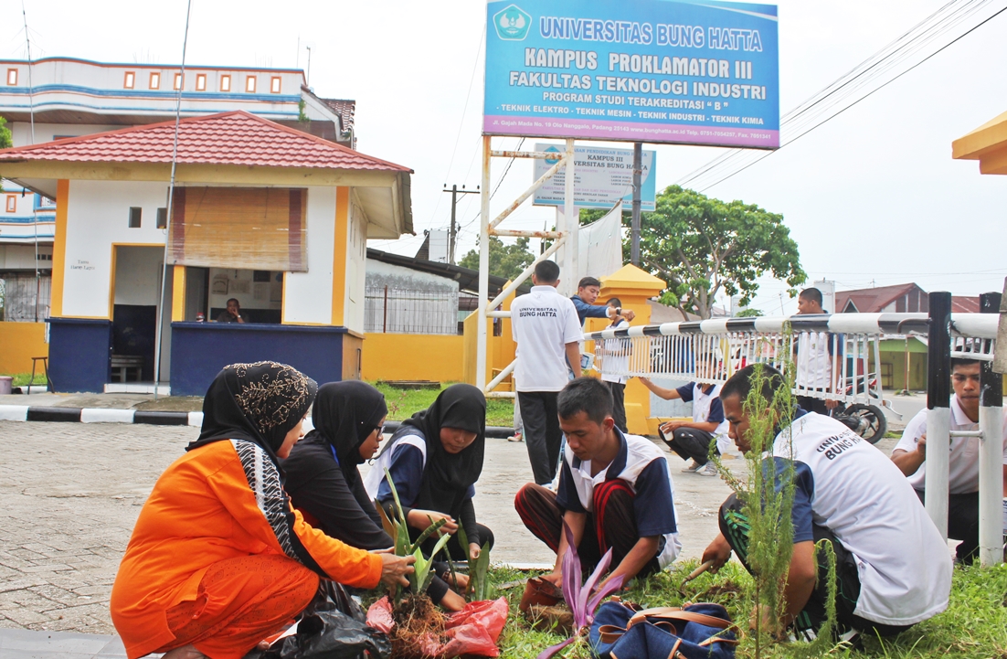 Mahasiswa FTI UBH Hijaukan Kampus Prokalamator III