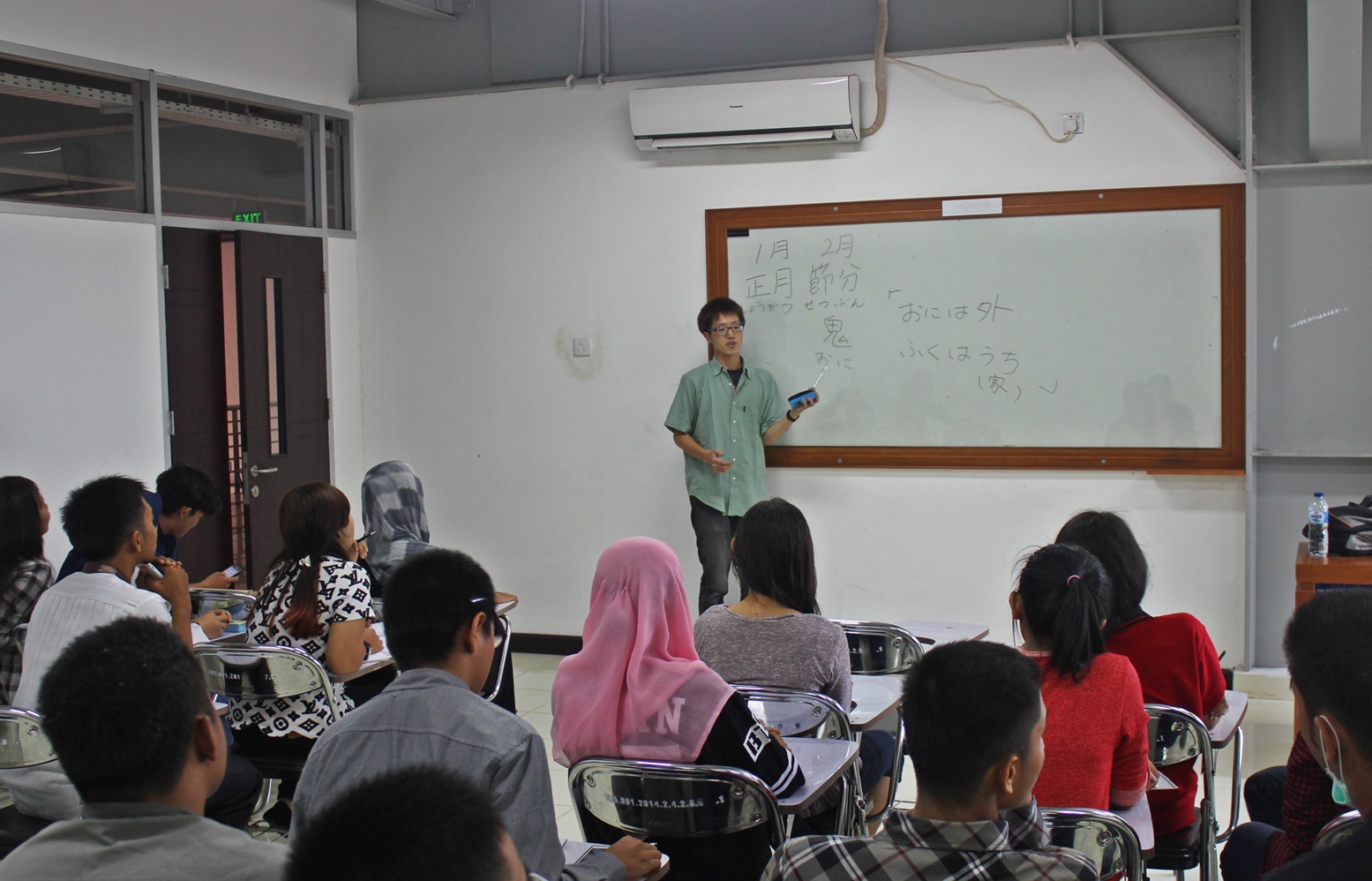 Mahasiswa Gifu University Mengajar di Sastra Jepang Universitas Bung Hatta