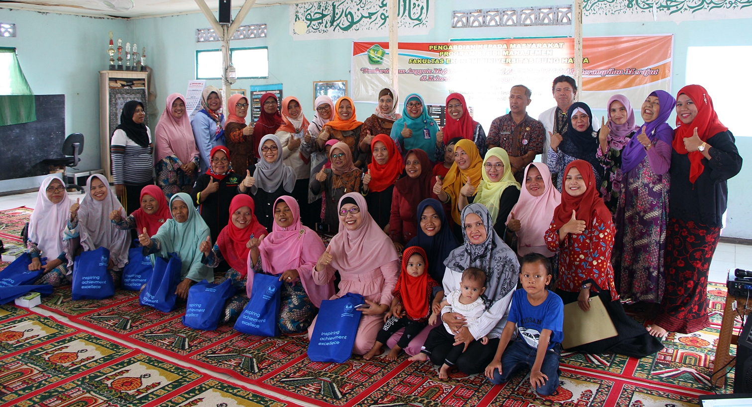 Dosen Manajemen Universitas Bung Hatta Ajarkan Ibu-Ibu Majelis Ta'lim Merajut