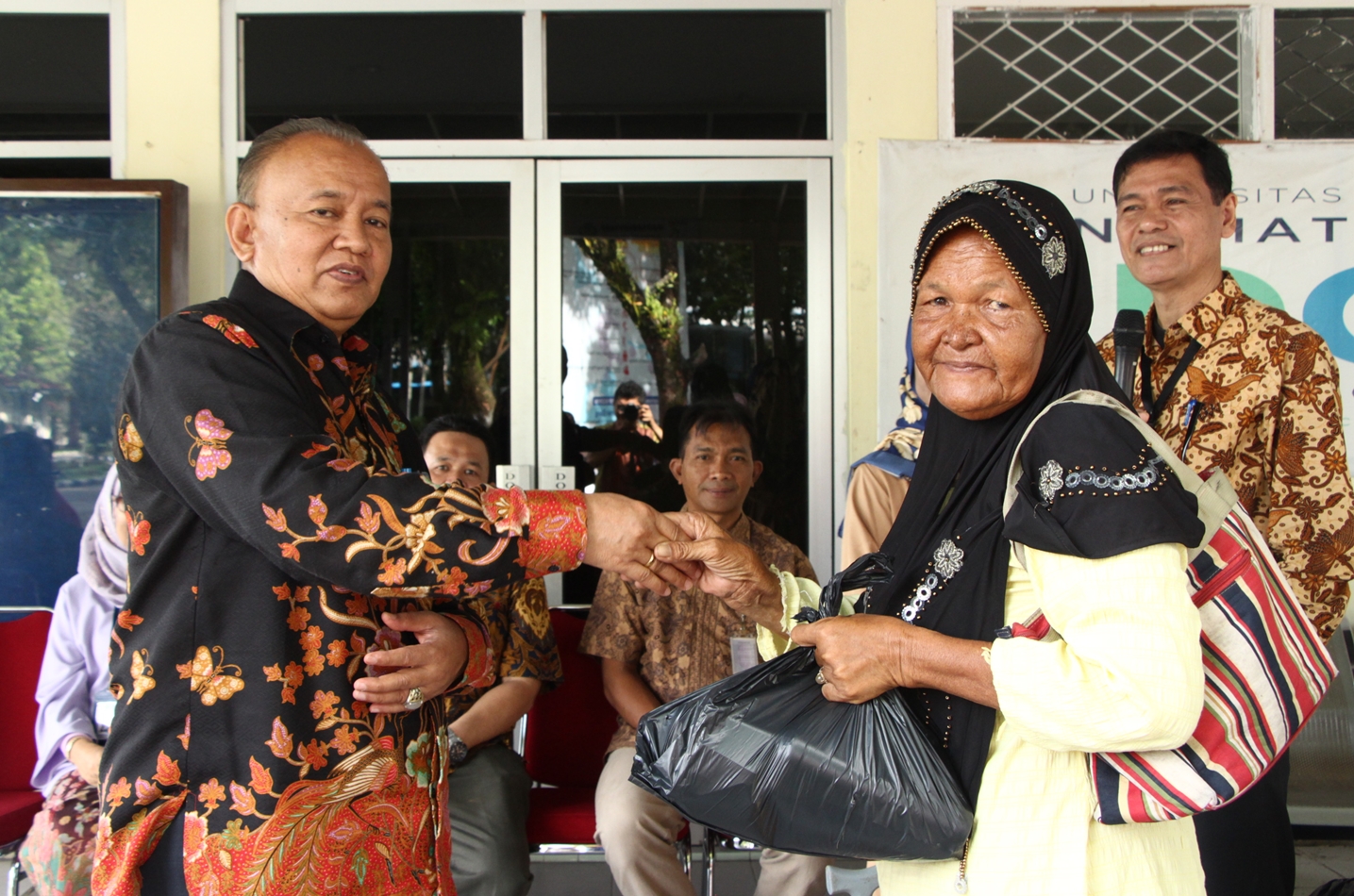 Lebaran 2018, Universitas Bung Hatta Bagikan 600 Paket Sembako