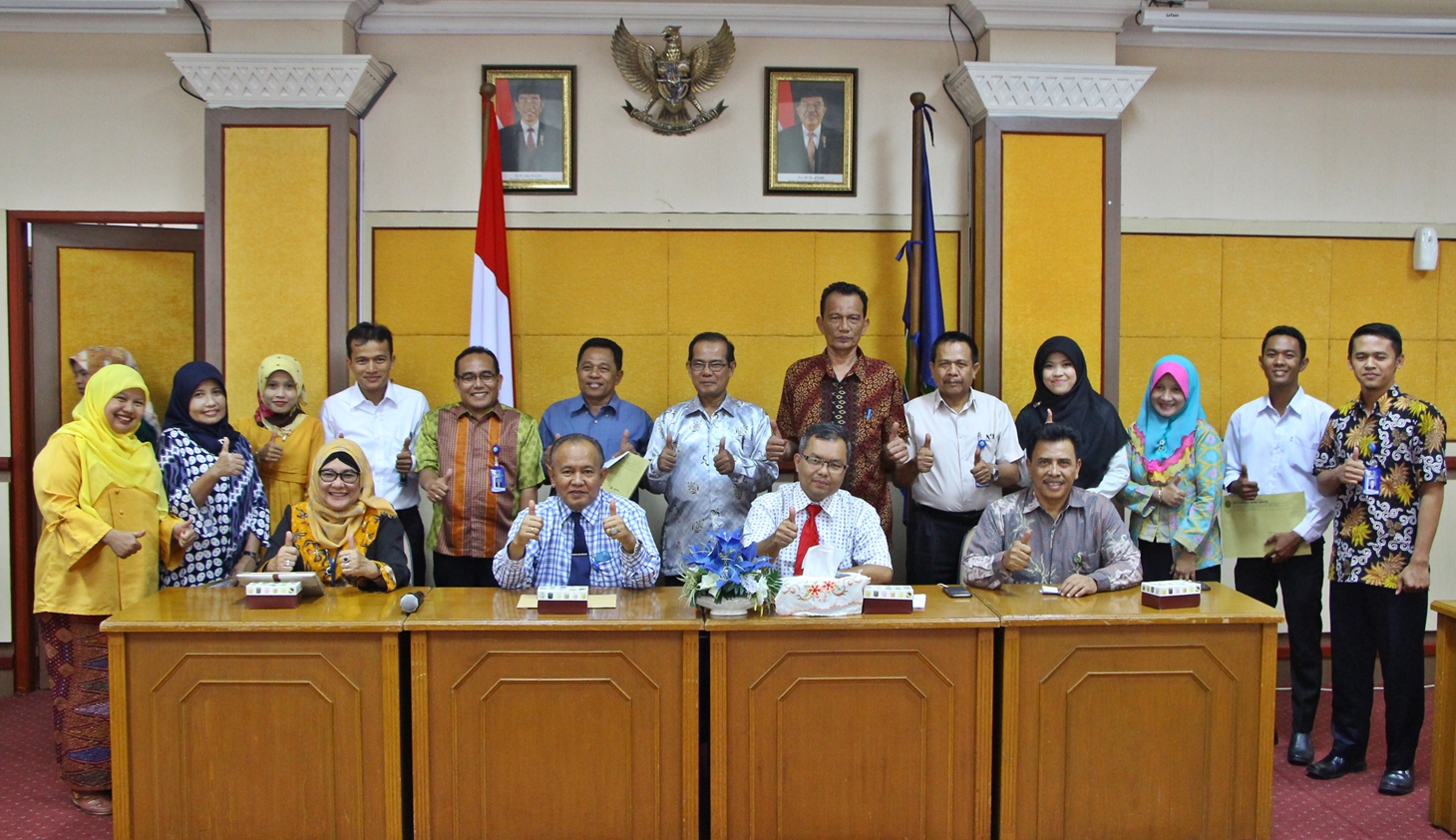 Rektor Universitas Bung Hatta Serahkan SK Perubahan Status Dosen FE, FKIP, FTSP dan Pustakawan