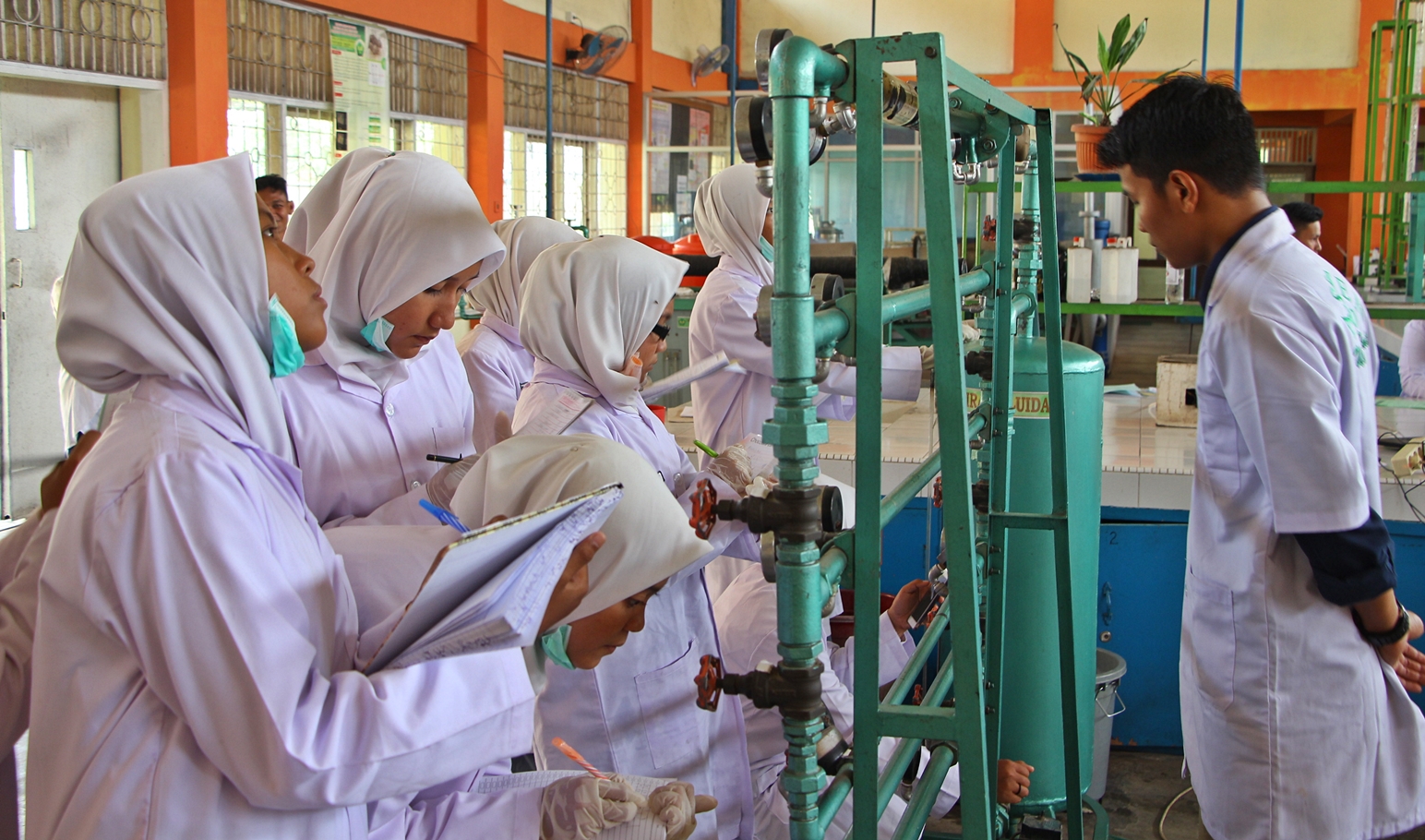 Pelajar SMKN 1 Koto Besar Dharmasraya Praktikum di Laboratorium Teknik Kimia Universitas Bung Hatta