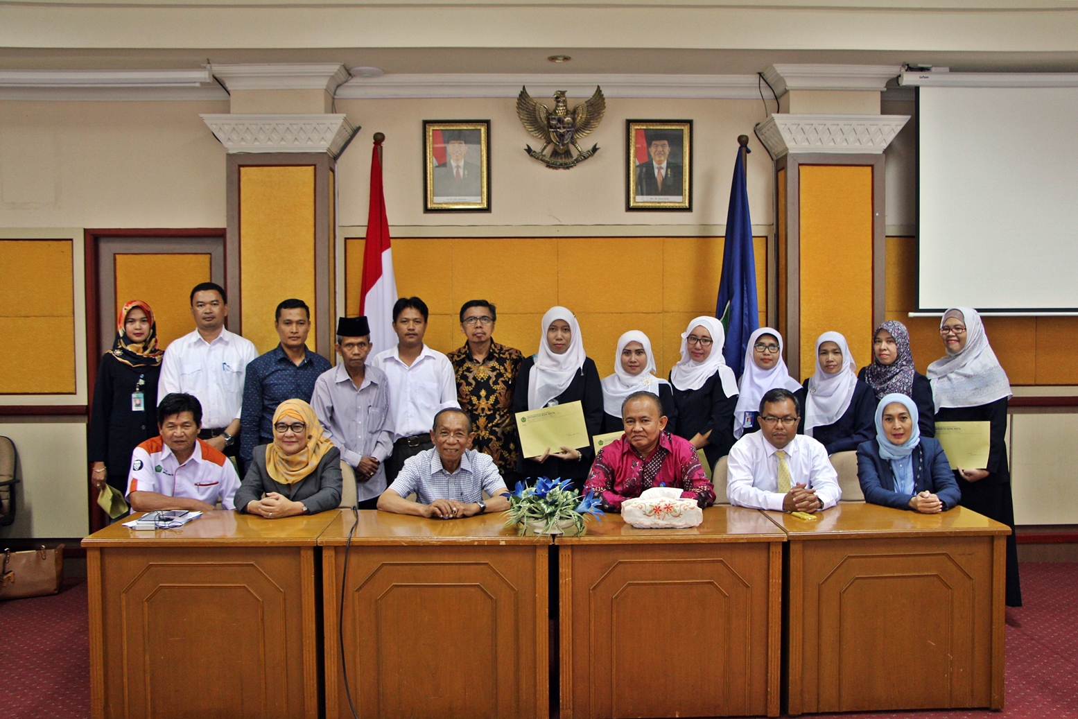 Rektor Universitas Bung Hatta Serahkan 18 SK Perubahan Status Dosen dan Tenaga Kependidikan