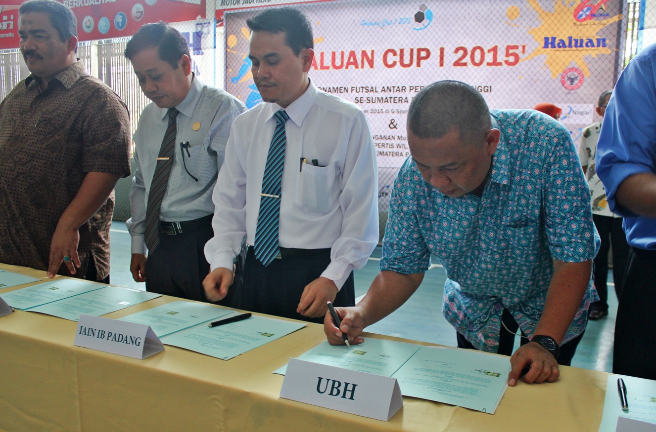Universitas Bung Hatta-Harian Haluan Lakukan MoU dan Ikuti Pertandingan Futsal