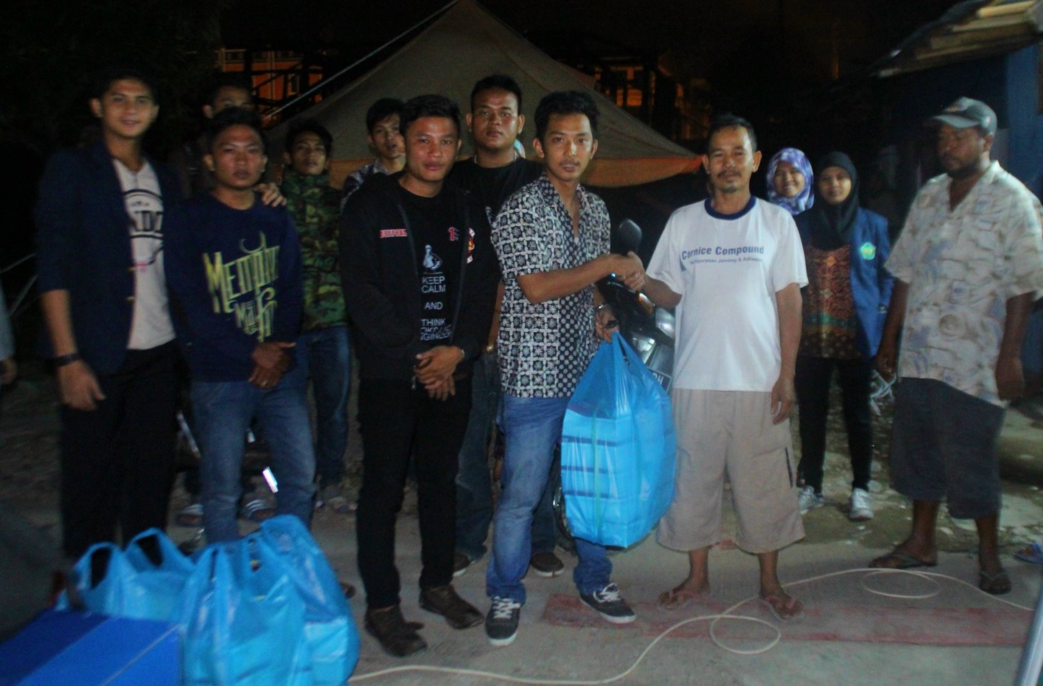 Mahasiswa Teknik Industri Bagi Takjil dan Nasi Bungkus di Bulan Ramadan