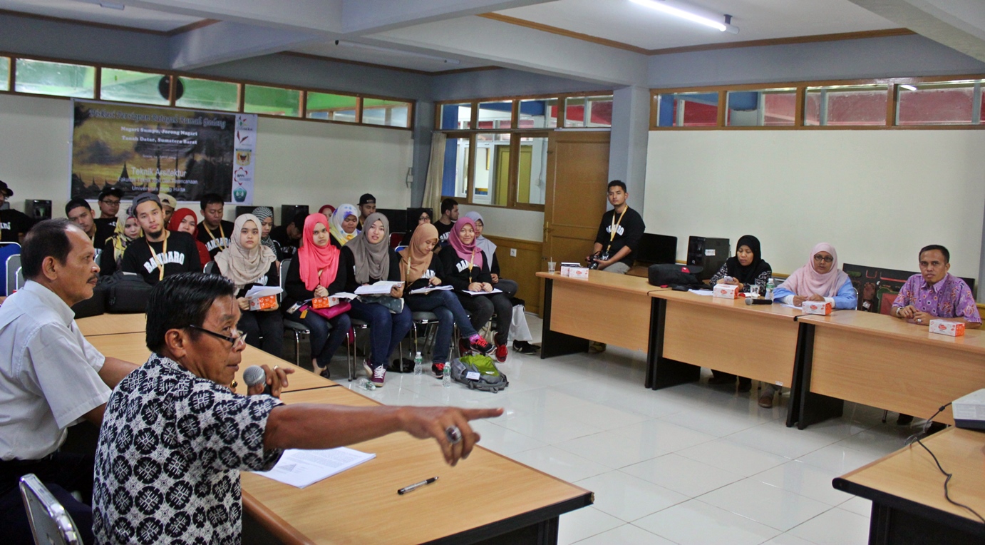 Mahasiswa International Islamic University Malaysia Belajar Arsitektur Minangkabau di UBH