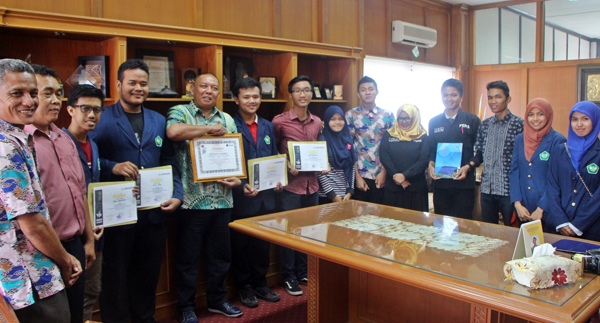 Rektor Universitas Bung Hatta Berikan Hadiah Lomba Menulis UKM Wawasan Proklamator