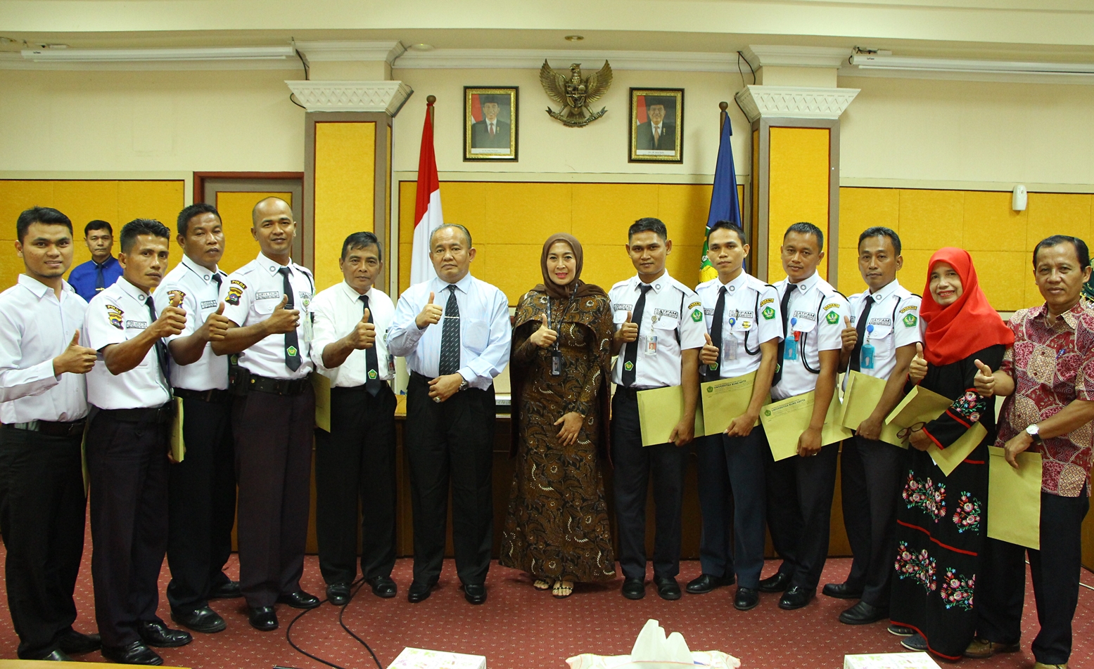 Rektor Universitas Bung Hatta Serahkan SK Perubahan Status Dosen FKIP, Tenaga Kependidikan dan Pensiun