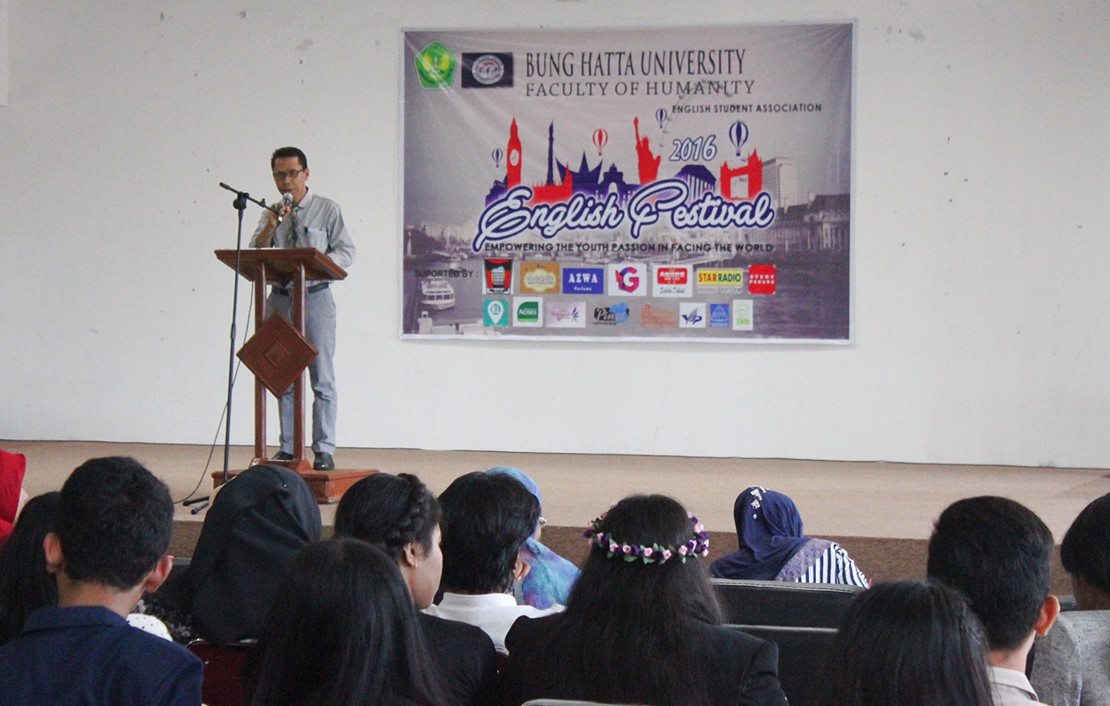 Dekan FIB Universitas Bung Hatta Buka English Festival 2016