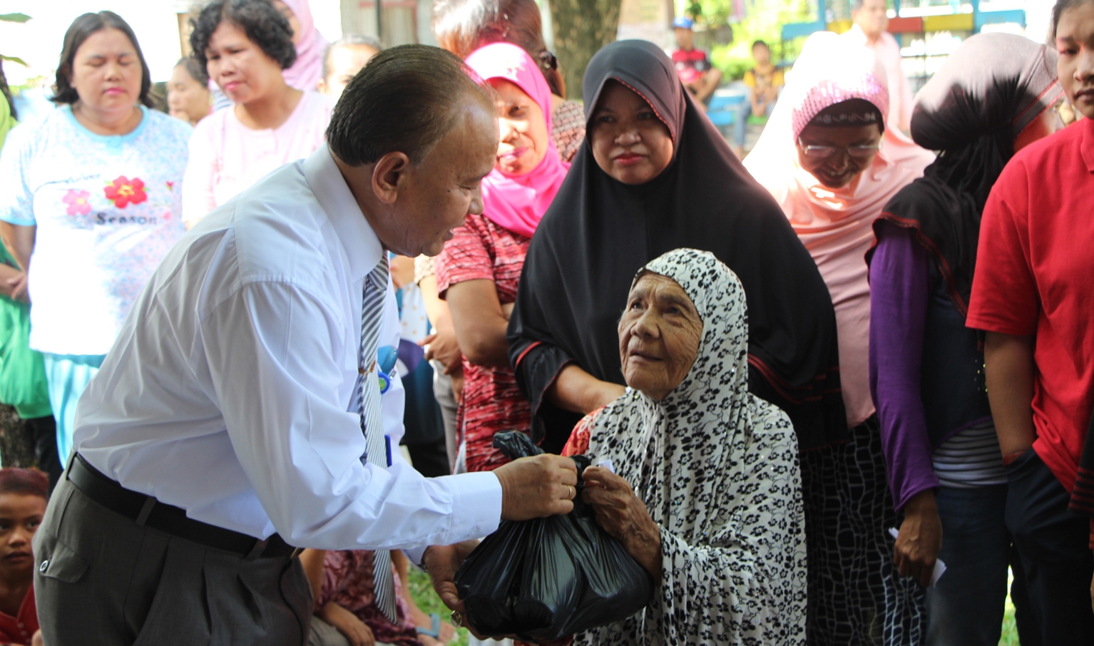 Universitas Bung Hatta Bagikan 600 Paket Lebaran