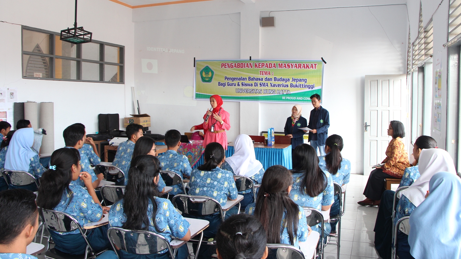 Dosen Universitas Bung Hatta Berikan Motivasi Belajar Bahasa Jepang di SMA Xaverius Bukittinggi