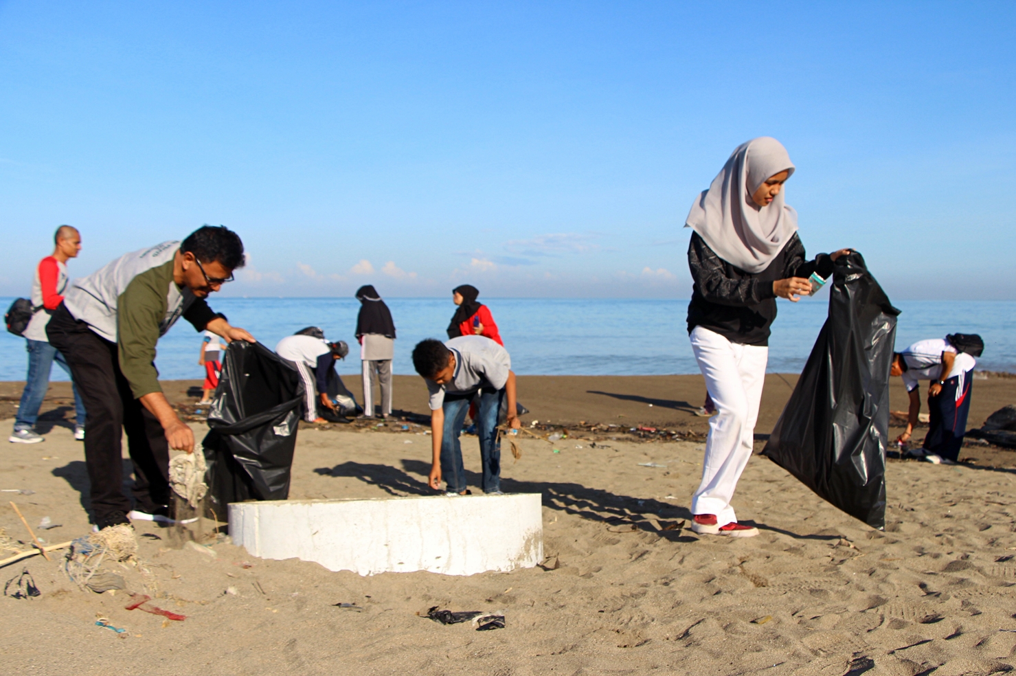 Dies Natalis ke-37: Universitas Bung Hatta Bersihkan Pantai Muaro Lasak Padang