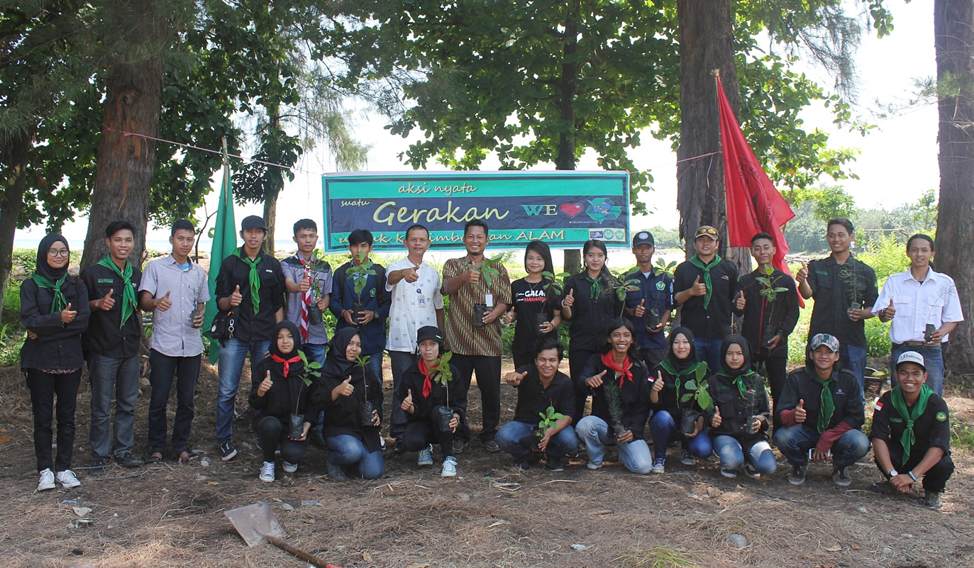 Hari Bumi, UKM Mapala Proklamator Tanam Pohon di Pantai Kampus