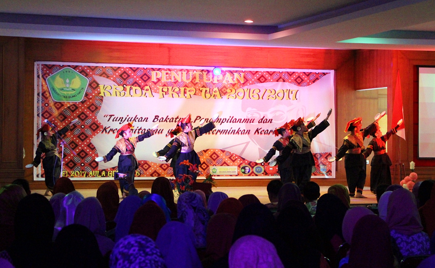 Mahasiswa FKIP Universitas Bung Hatta Tampilkan Minat Bakat di Penutupan Krida Tahun 2017