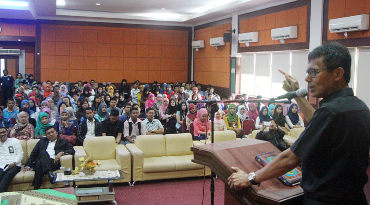 Irwan Prayitno Bekali Calon Wisudawan UBH