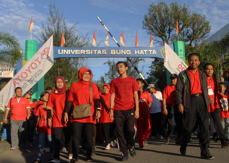 Ribuan Peserta Meriahkan Jalan Sehat Dies Natalis ke-33 UBH
